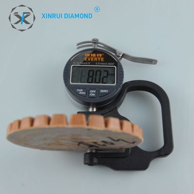 Individuelle Verarbeitung von Glasfliesen mit Xinrui-Diamantpolierpaste Erste Zahlung